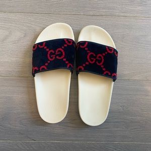 GUCCI pool slides!❤️